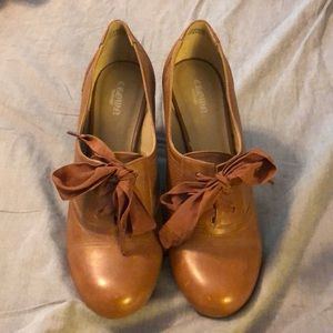 Crown vintage heels (vegan)